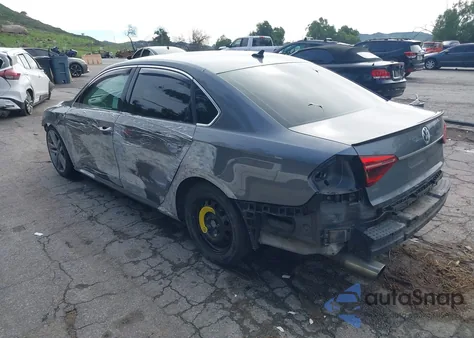 2017 Volkswagen Passat 1.8T R-Line z USA, uszkodzony, nr VIN 1VWDT7A31HC023322